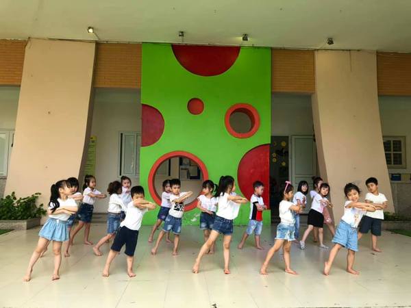Các bé lớp Nhà Trẻ trường Hoa Sữa ơi: Tay xinh đâu? Chân xinh đâu? Cô cháu mình cùng vận động nào!