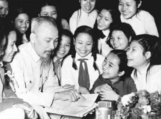 VÌ SAO NGÀY 20-11 TRỞ THÀNH NGÀY NHÀ GIÁO VIỆT NAM?