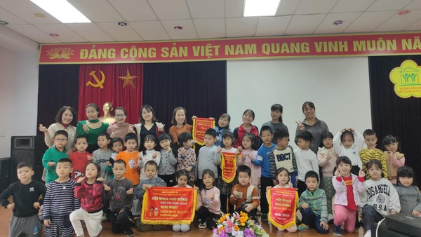 NHÀ TRƯỜNG TỔ CHỨC LIÊN HOAN CHÚC MỪNG CHIẾN THẮNG CỦA CÁC VẬN ĐỘNG VIÊN NHÍ TRƯỜNG MẦM NON HOA SỮA 
