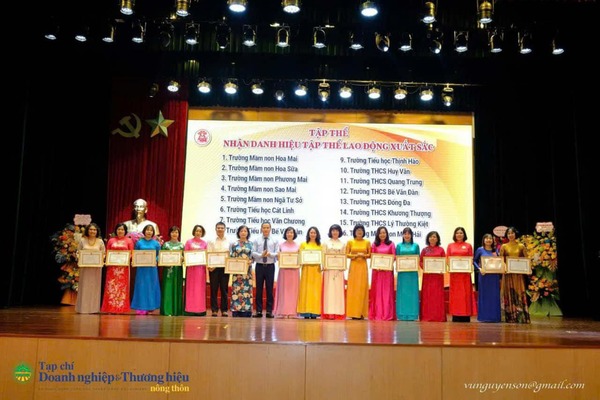 Sáng ngày thứ tư ngày 13/11/2024, UBND quận Đống Đa - PGD&ĐT quận Đống Đa tổ chức Lễ kỷ niệm 42 năm ngày Nhà giáo Việt Nam (20/11/1982 - 20/11/2024), Tuyên dương các điển hình tiên tiến,  nhà giáo tiêu biểu ngành Giáo Dục Và Đào Tạo quận Đống Đa năm học 2023-2024. 🌹Trường MN Hoa Sữa  vinh dự được biểu dương khen thưởng: tập thể lao động xuất sắc cấp thành phố (được tặng giấy khen của Chủ tịch UBND Thành phố Hà Nội) 🌹Trong thời gian tới, tập thể CBGV, NV nhà trường sẽ tiếp tục phấn đấu hơn nữa, nâng cao chất lượng trong công tác CSGD trẻ góp phần vào sự phát triển của ngành Giáo dục quận Đống Đa nói chung và trường MN Hoa Sữa nói riêng!