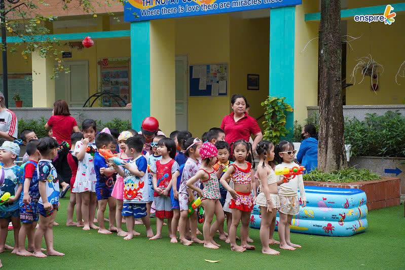 Lễ hội nước là một trong những hoạt động đặc sắc tại trường mầm non, mang đến cho các bé những trải nghiệm vui nhộn, bổ ích và gần gũi với thiên nhiên. Đây là dịp để các bé vừa chơi, vừa học hỏi về nước - một yếu tố quan trọng trong đời sống hàng ngày, đồng thời khơi dậy sự sáng tạo và phát triển kỹ năng xã hội của các em. 