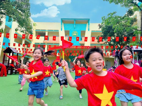 Chào mừng Ngày Giải phóng miền Nam – Thống nhất đất nước 30/4🎉🎉🎉 🌈Hòa cùng không khí hào hùng của cả nước, trường Mầm non Hoa Sữa long trọng chào mừng kỷ niệm 30/4 – Ngày Giải phóng miền Nam, thống nhất đất nước. Đây là dịp để giáo viên, phụ huynh và các bé cùng nhau ôn lại trang sử hào hùng của dân tộc, bày tỏ lòng biết ơn sâu sắc đến các thế hệ cha anh đã hy sinh vì độc lập – tự do của Tổ quốc❤️❤️❤️ 🍀Thông qua các hoạt động vui chơi, văn nghệ và kể chuyện lịch sử phù hợp với lứa tuổi, nhà trường mong muốn ươm mầm tình yêu quê hương, lòng tự hào dân tộc trong trái tim các bé. 🇻🇳🇻🇳🇻🇳Chúc mừng ngày 30/4 – Một dấu mốc lịch sử vẻ vang của dân tộc Việt Nam!❤️❤️❤️